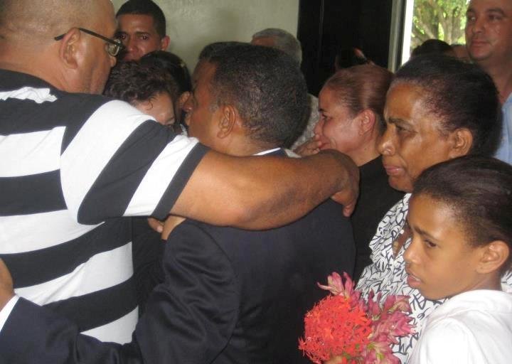 Juan Francisco Caraballo recibe el apoyo de sus amigos en medio del dolor de la perdida de su madre
